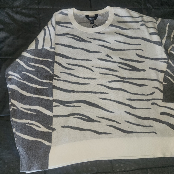 Vera Wang Sweater - Picture 2 of 7